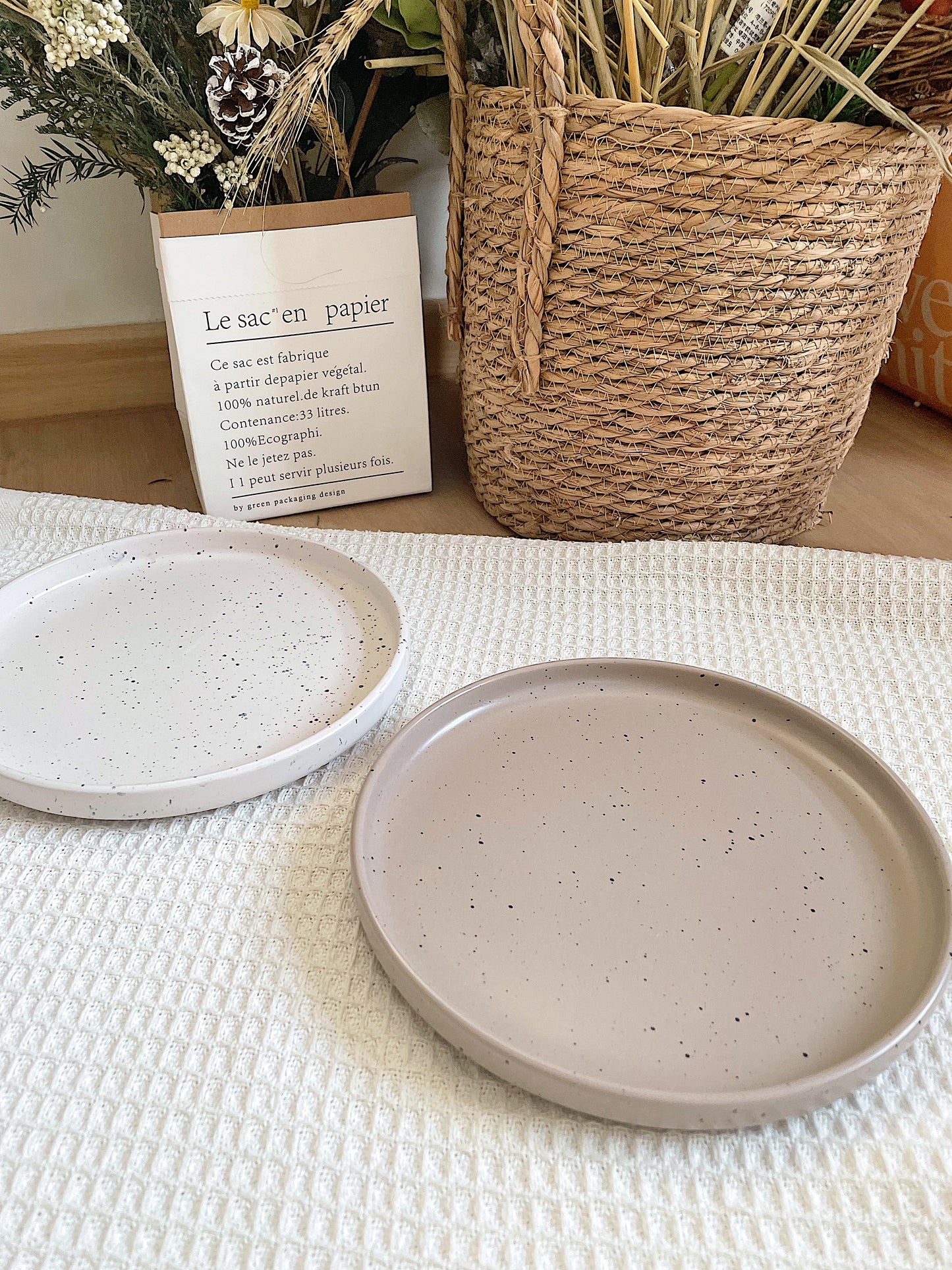 Speckled Nordic Living Plates (Natural/White)